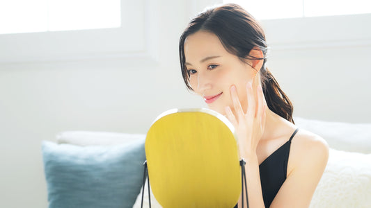 導入化粧水を塗る女性
